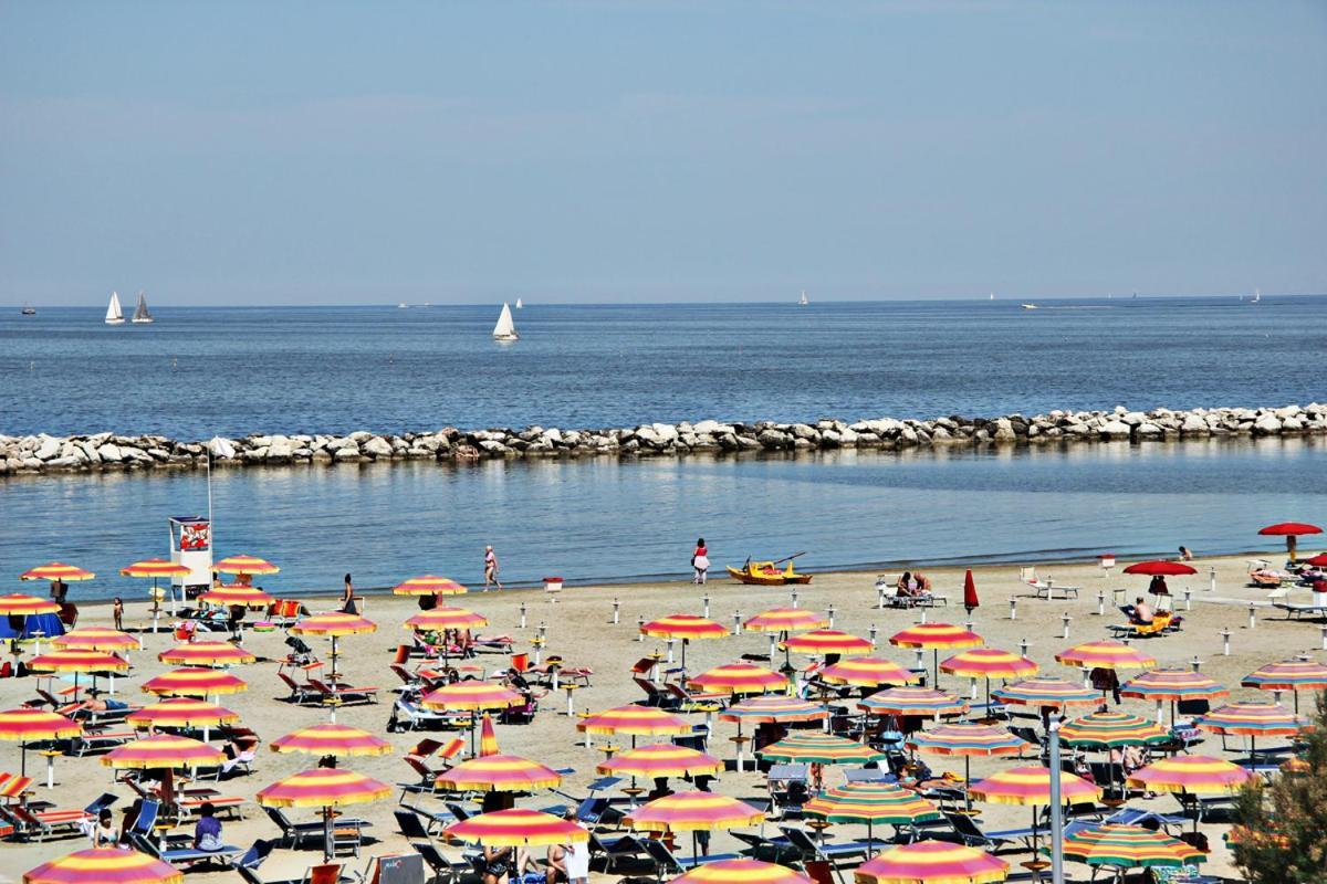 Residence Algarve Rimini Bagian luar foto