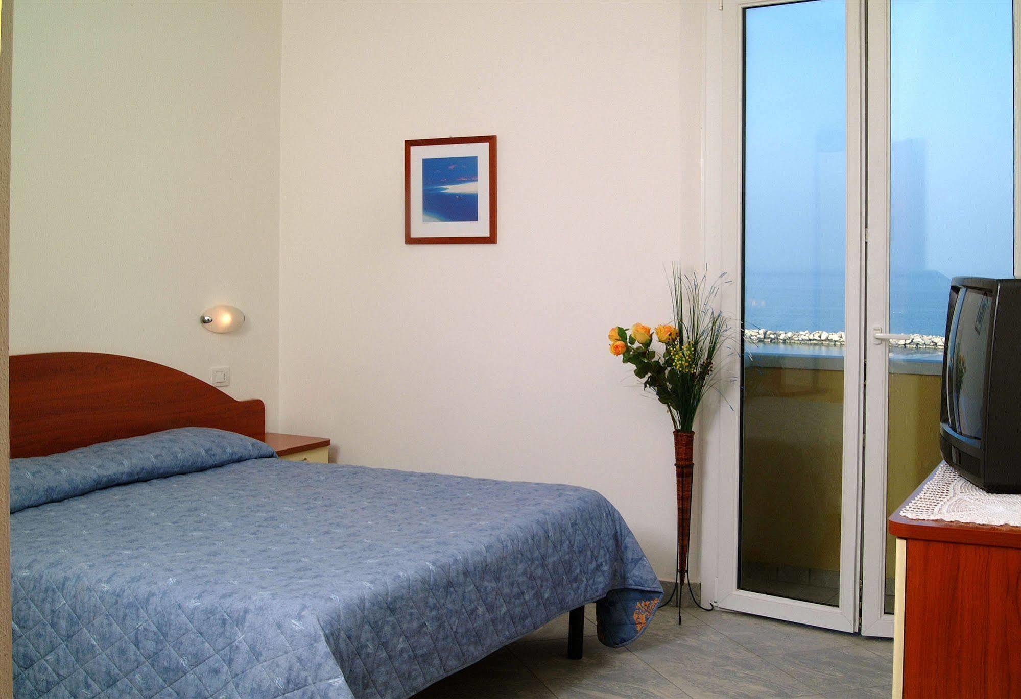 Residence Algarve Rimini Bagian luar foto