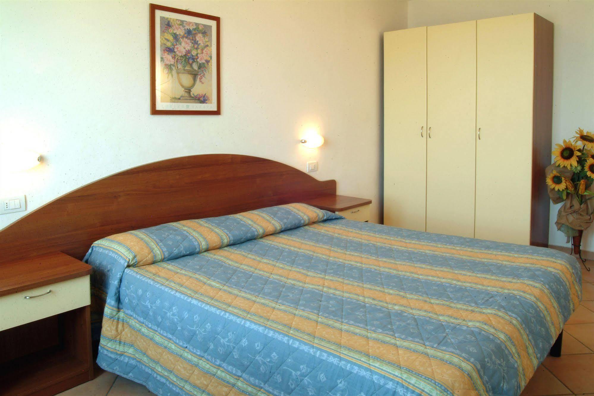 Residence Algarve Rimini Bagian luar foto