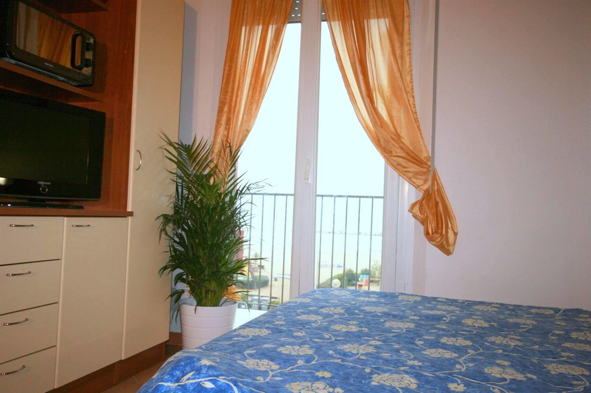 Residence Algarve Rimini Bagian luar foto